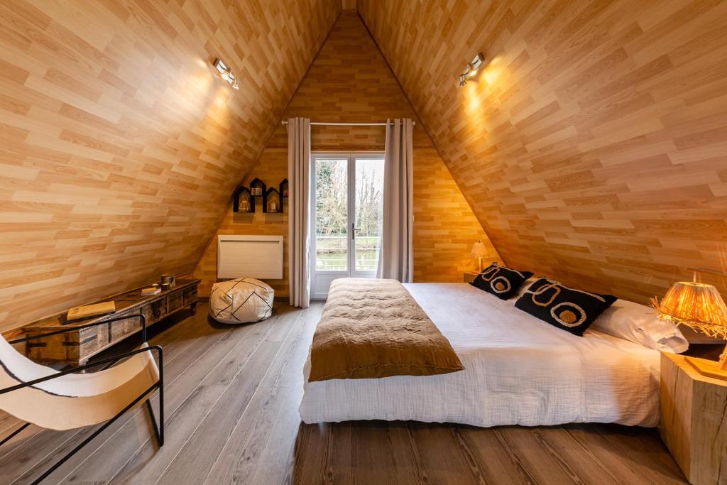 Postel nebo postele na pokoji v ubytování Les Lodges de Malbrough