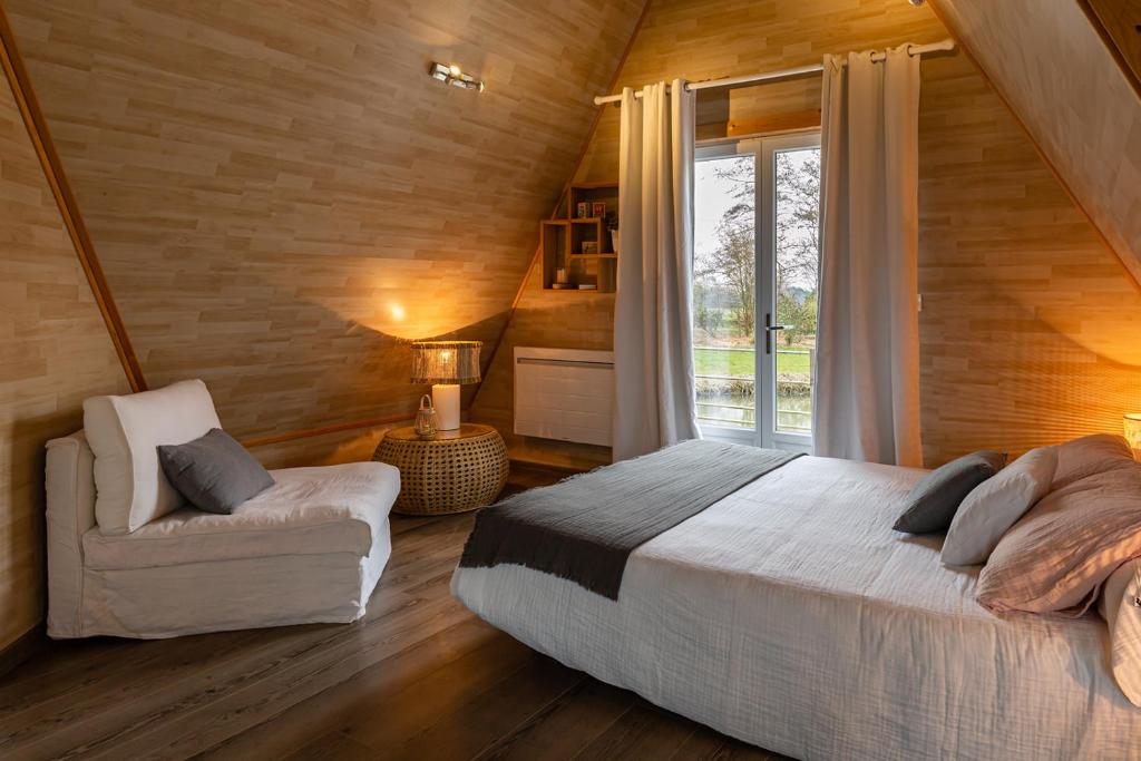 Postel nebo postele na pokoji v ubytování Les Lodges de Malbrough
