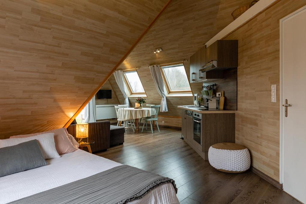 Kuchyň nebo kuchyňský kout v ubytování Les Lodges de Malbrough