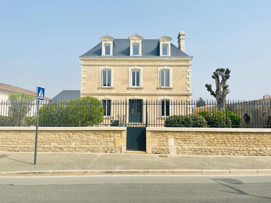 une grande maison avec un portail et une clôture dans l'établissement la maison de Martha, à Jaunay-Clan