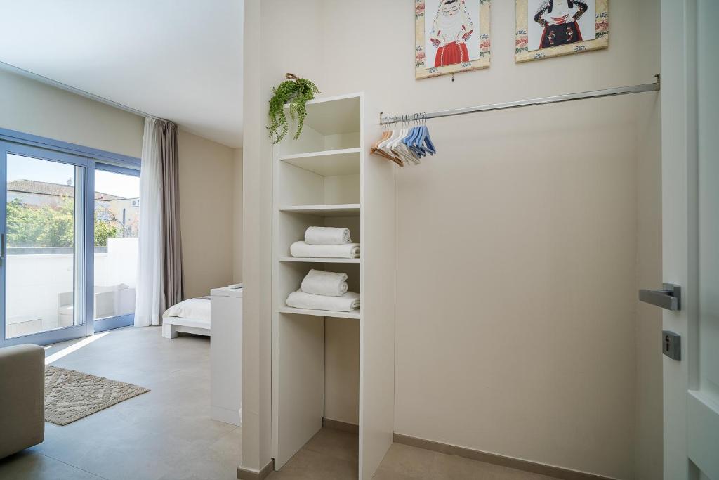 Pokój z przesuwnymi drzwiami prowadzącymi do sypialni w obiekcie Enjoy Your Stay - Guest House - Olbia w mieście Olbia