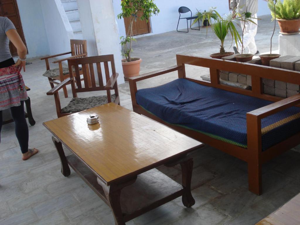 une chambre avec des chaises, un lit et une table dans l'établissement Hotel Lake View, à Pushkar