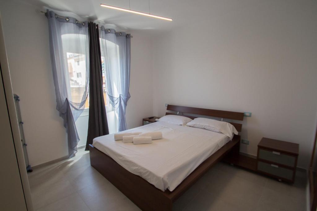 Een bed of bedden in een kamer bij Appartamento piazza Buccelli a 10 mt dal mare