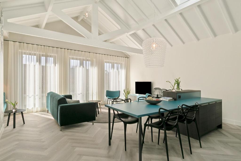 une salle à manger avec une table bleue et des chaises dans l'établissement DRL45 Luxury apartment in the heart of Domburg, à Domburg