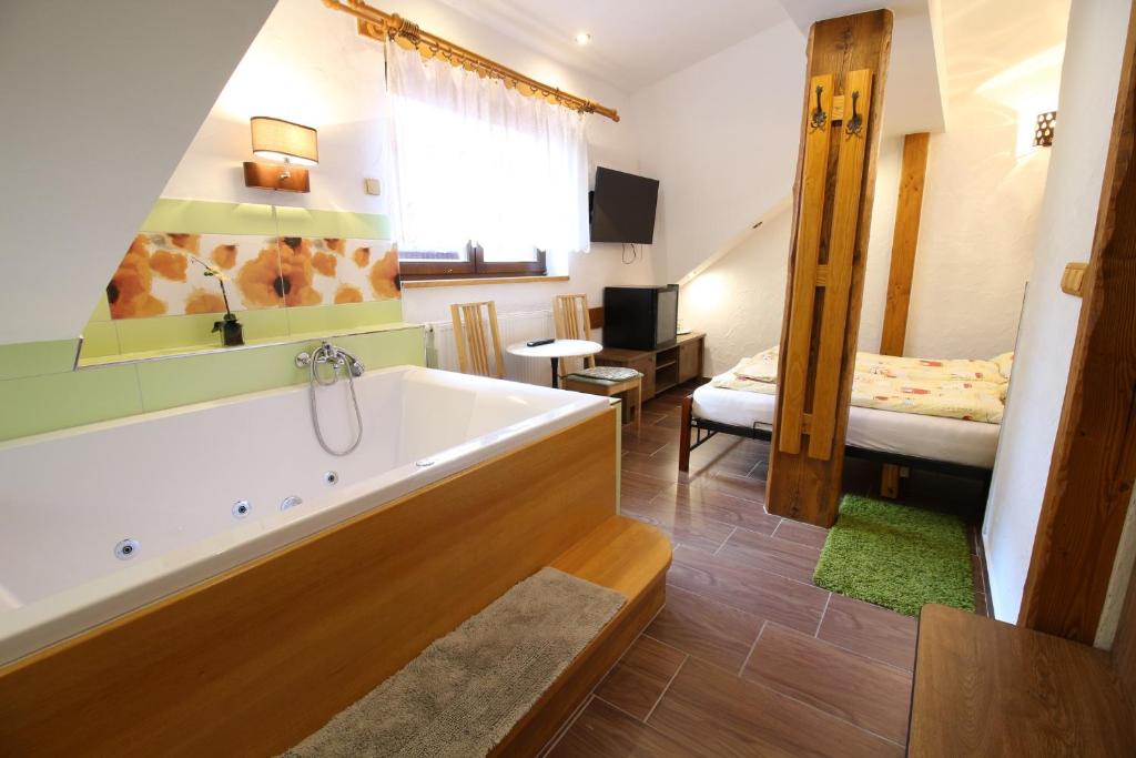 Wellness Penzion Na Kamyncu - Habitación Doble Con Bañera De Hidromasaje