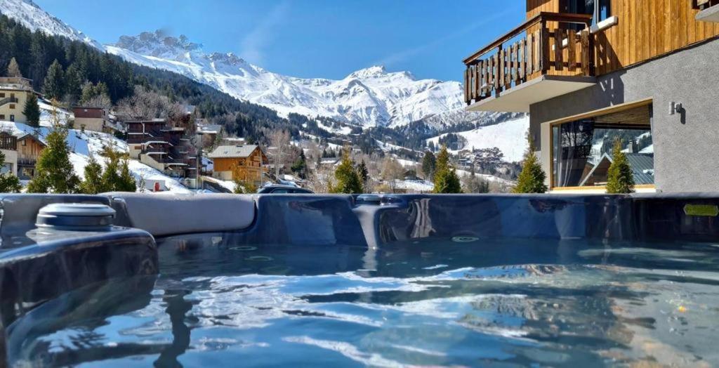 Nespecifikovaný výhled na hory nebo výhled na hory při pohledu z hotelu