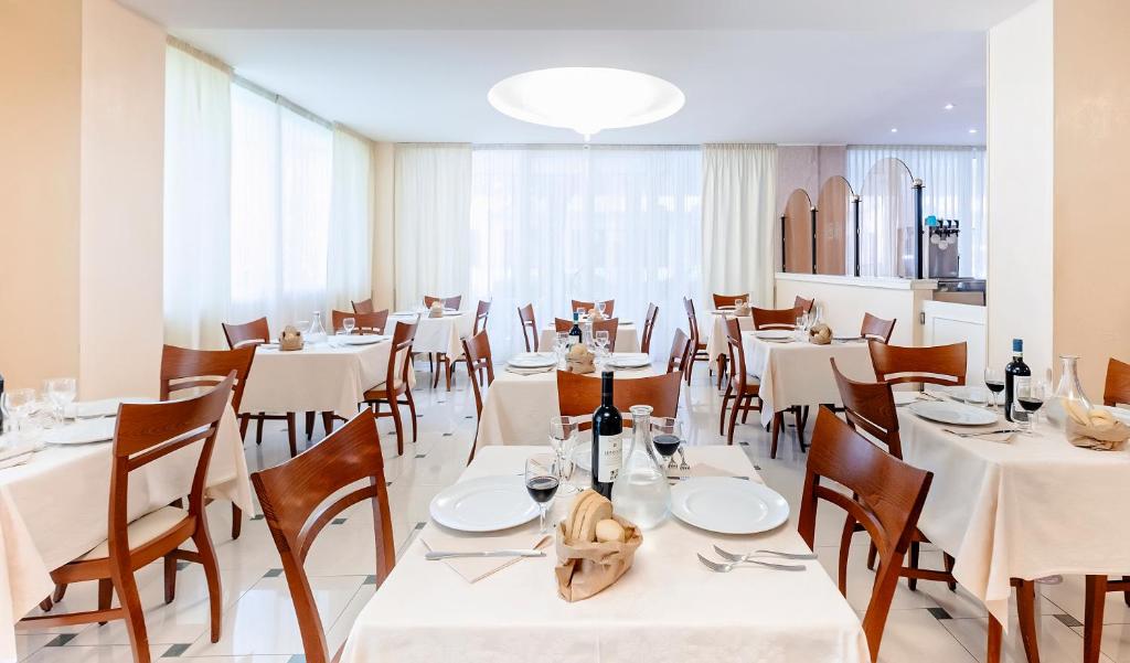 A restaurant or other place to eat at Hotel Souvenir