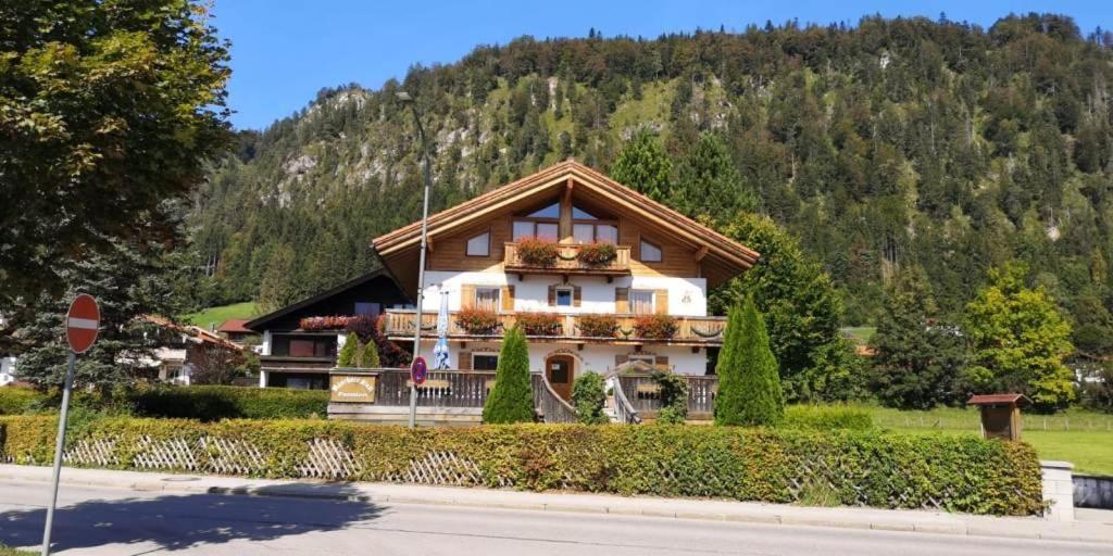 una casa al lado de una carretera en Gästehaus Münchner Kindl en Reit im Winkl