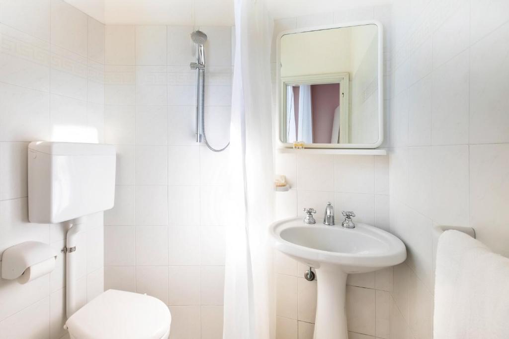 A bathroom at Hotel Souvenir
