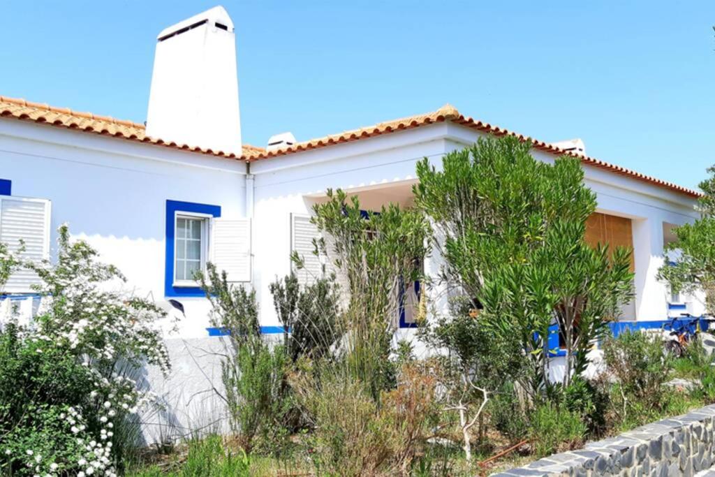 une maison blanche avec des touches de bleu dans l'établissement Vila Nova de Santa Susana - Resort, à Alcácer do Sal