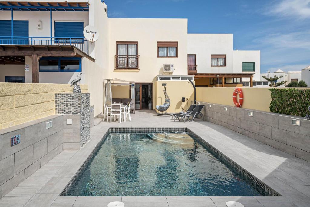 una piscina nel cortile di una casa di Villa Beatrice a Playa Blanca