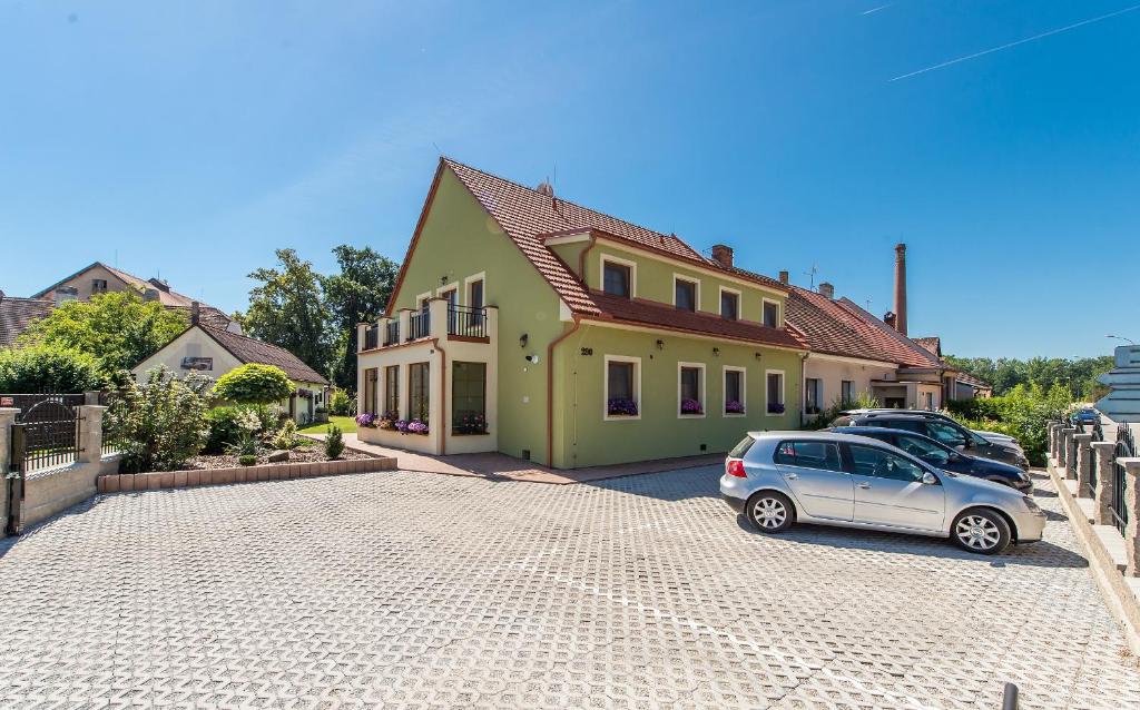 een auto geparkeerd op een parkeerplaats voor een huis bij Třeboňské Apartmány in Třeboň