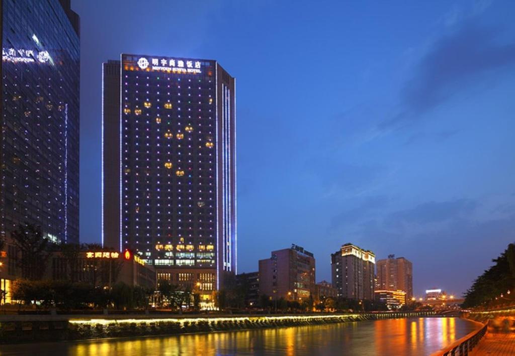 un gran edificio en una ciudad junto a un río en Galaxy minyoun Chengdu Hotel, en Chengdú