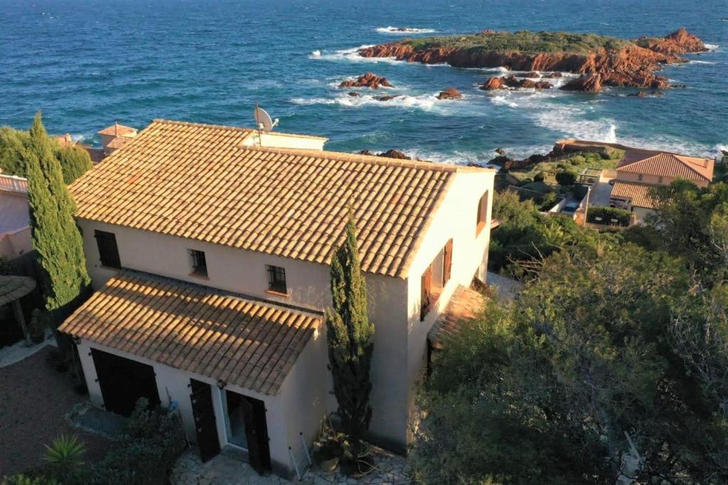 uma casa branca com vista para o oceano em Waterfront House With Sea View em Saint-Raphaël