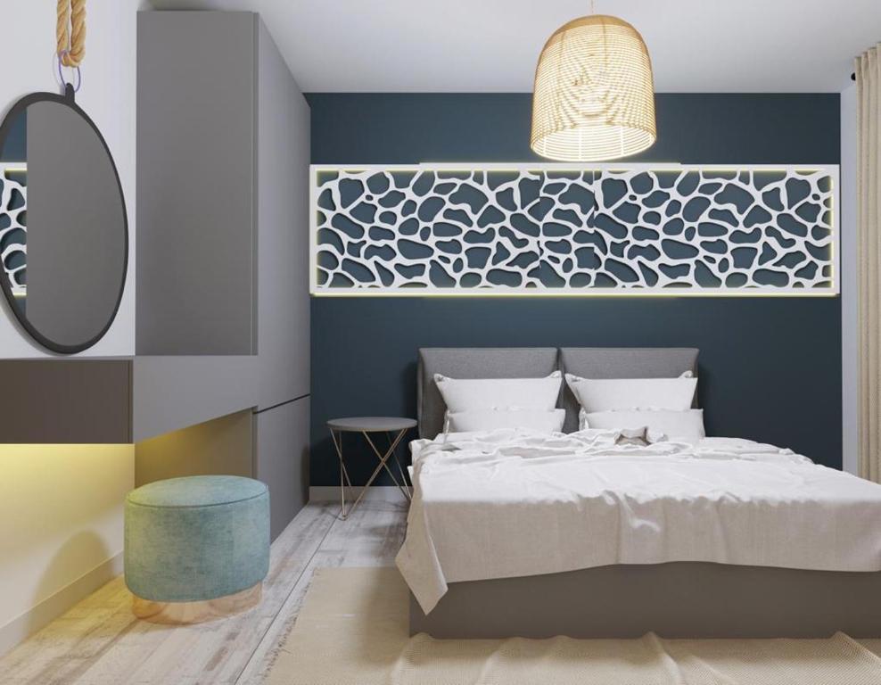 sypialnia z łóżkiem i niebieską ścianą w obiekcie Vila H2O w mieście Mangalia
