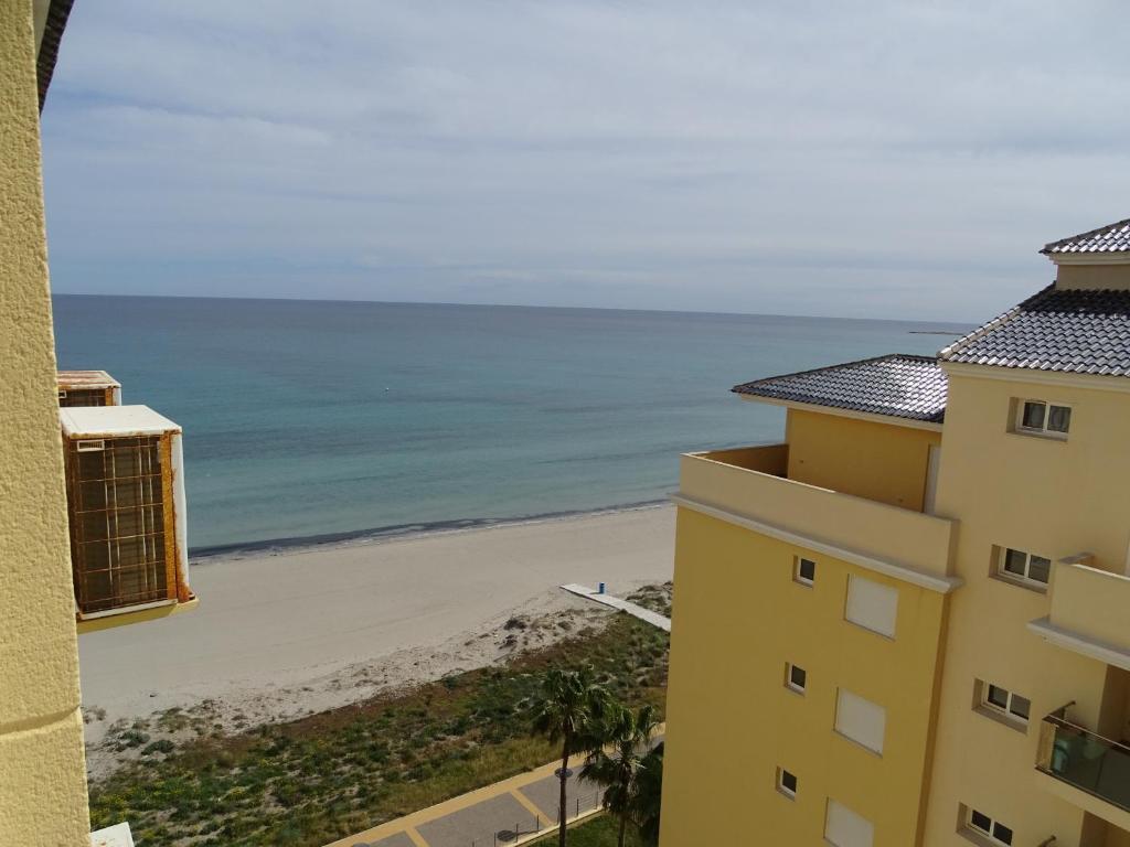 - une vue sur la plage depuis le balcon d'un bâtiment dans l'établissement Dos Mares Admer 01, à La Manga del Mar Meno
