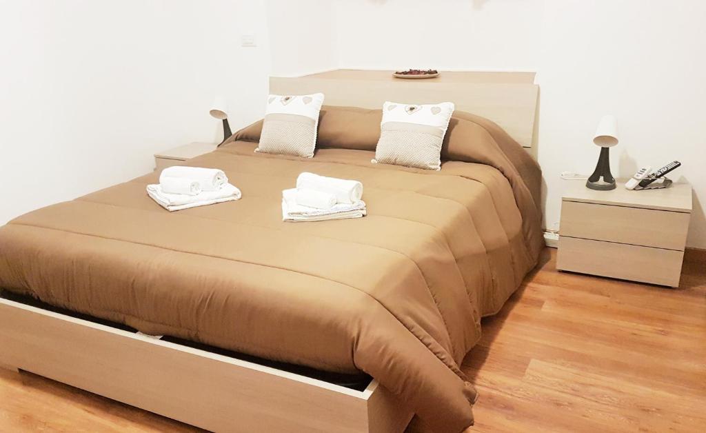 duże łóżko z dwoma białymi ręcznikami w obiekcie Trastevere Sweet Home w Rzymie