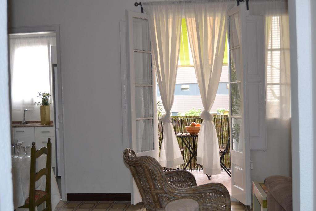 une chambre avec deux chaises devant une fenêtre dans l'établissement Santa Rosa, à Barcelone
