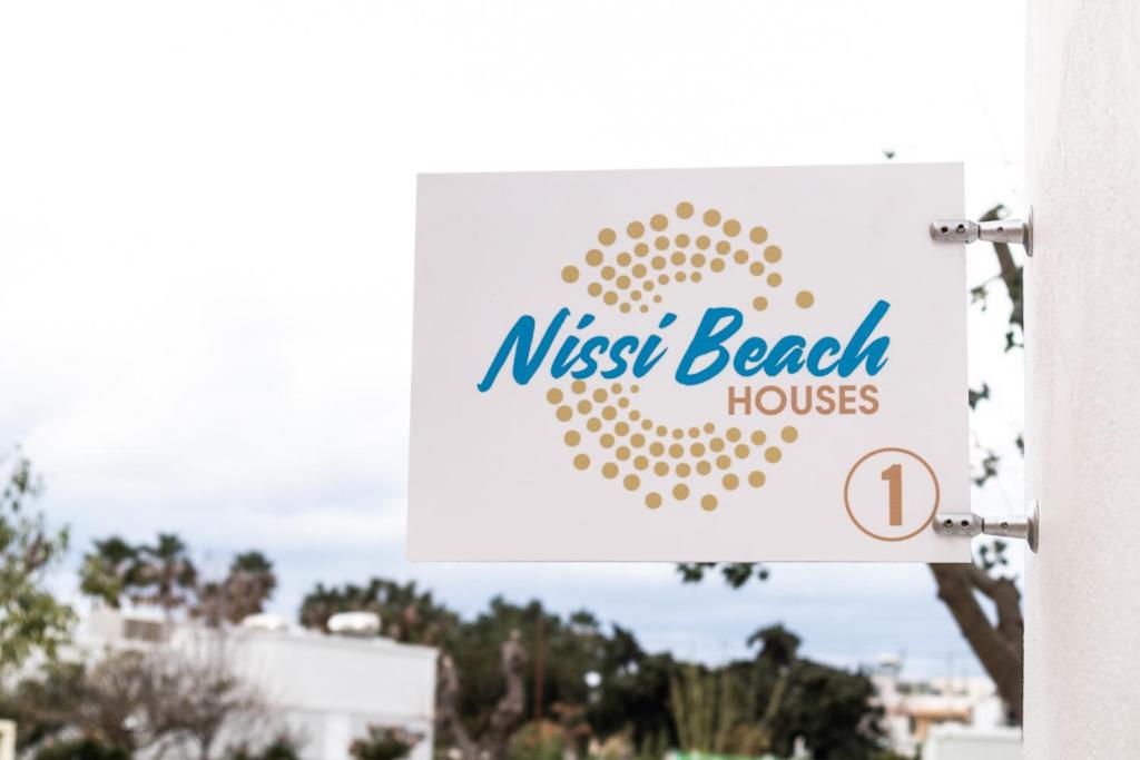 een bord voor een neststrandhuis bij "NISSI BEACH" Houses in Kos-stad