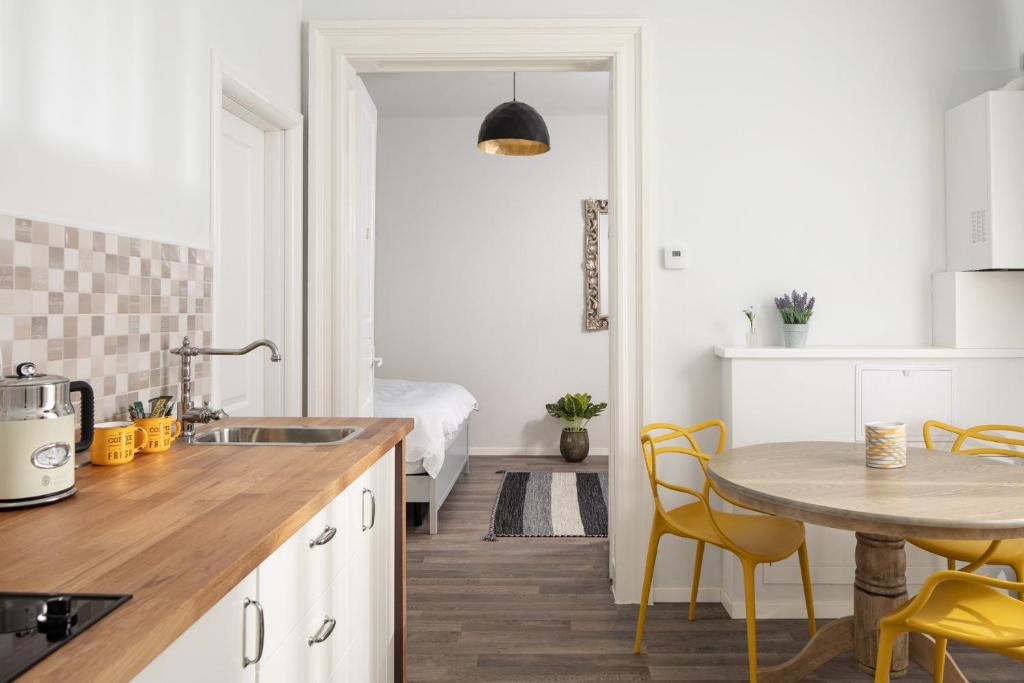 ALBERT RESIDENCE Historical City Center Aparthotel Book 3 nights and stay one for free in November - Resim 17