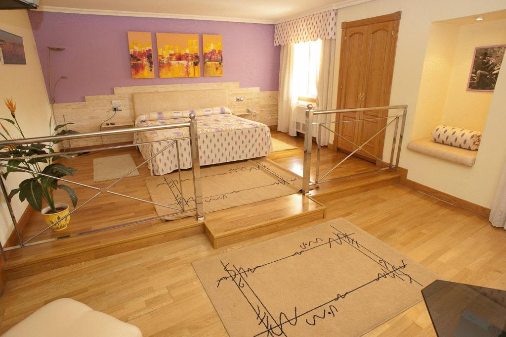 um quarto com uma cama e um desenho no chão em Hotel Holiday em Nigrán