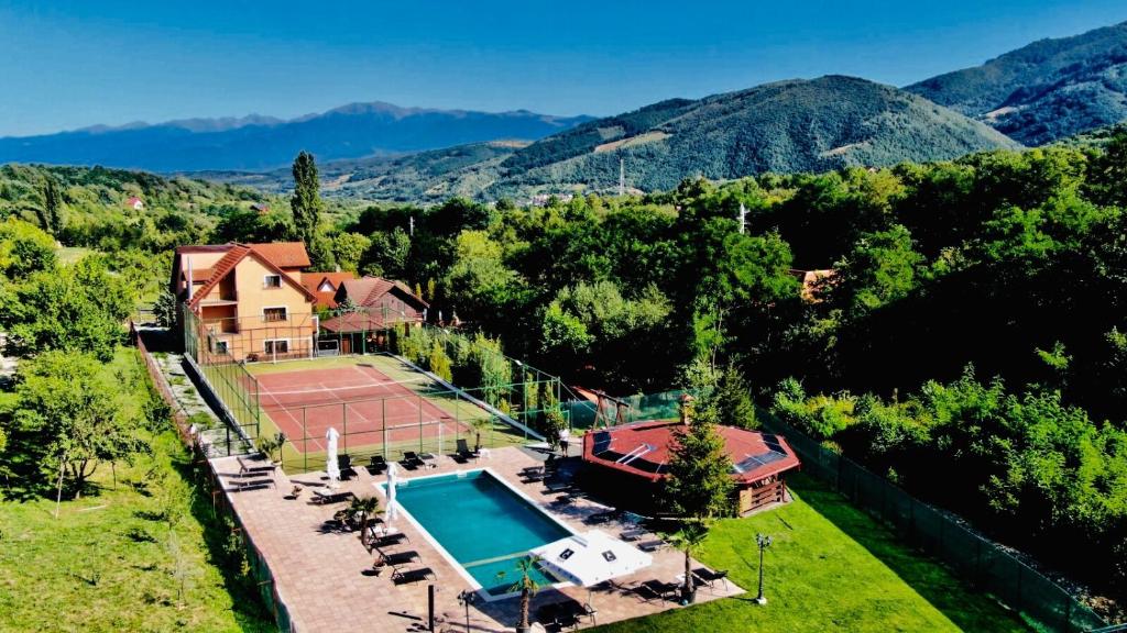 Casa Valea Morii Tocile游泳池或附近泳池的景觀