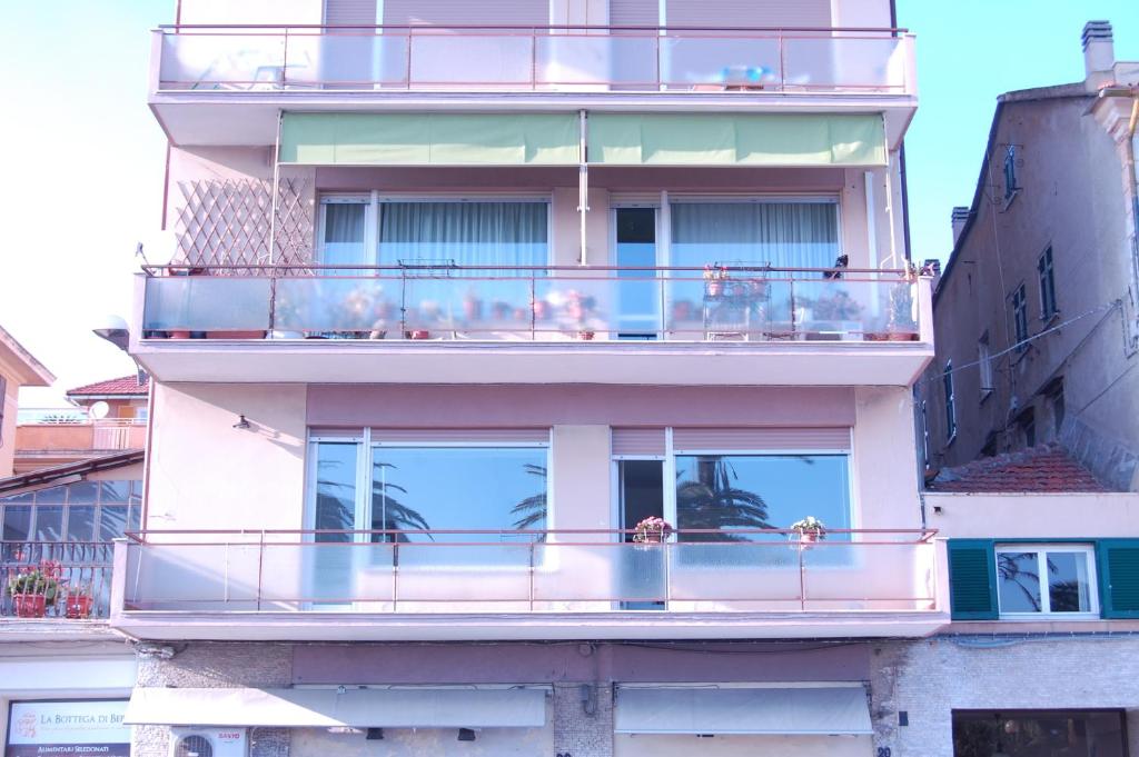 un edificio con un balcón con gente. en Il Ponentino, en Varazze