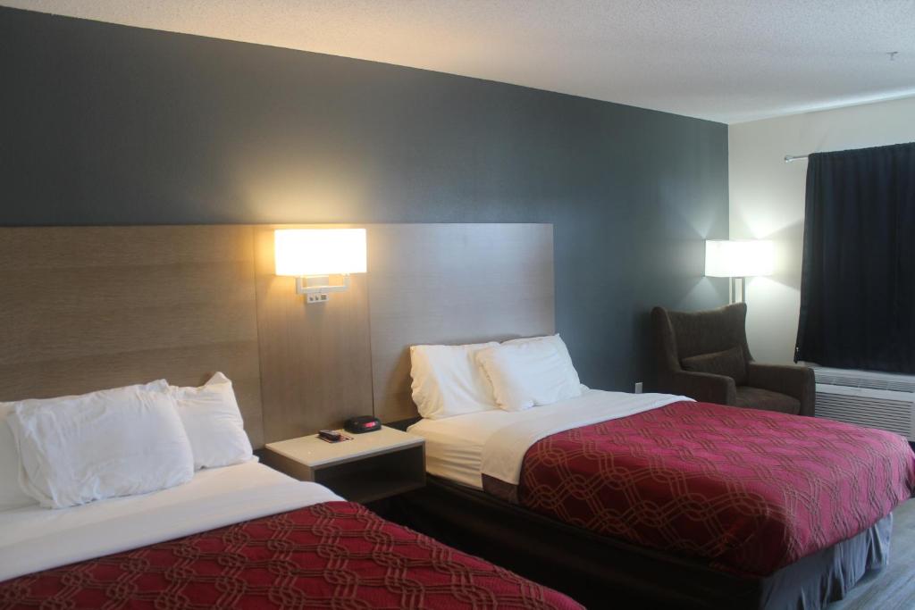 Postel nebo postele na pokoji v ubytování Econo Lodge Crystal Coast