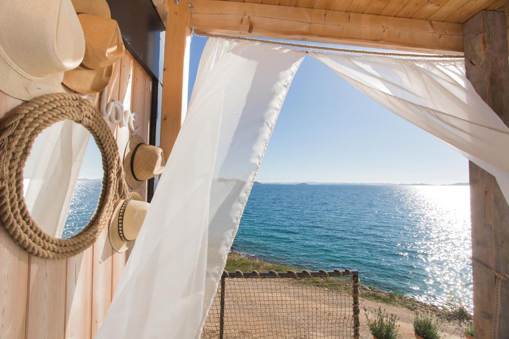- une fenêtre avec vue sur l'océan dans l'établissement Mara's Coast - Bianca, à Pirovac