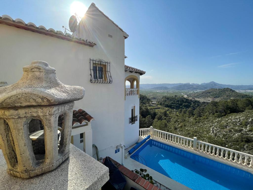 Villa mit einem Pool auf dem Balkon in der Unterkunft Villa Arturo Tossal Gross in La Font D´En Carròs