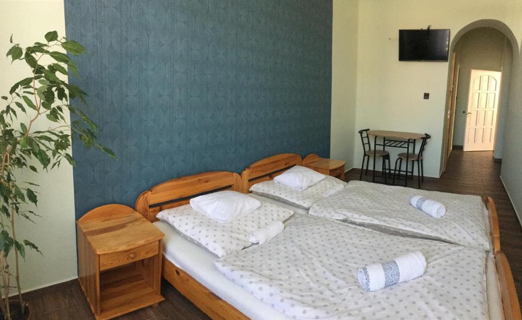 Łóżko lub łóżka w pokoju w obiekcie Megyeház Apartman