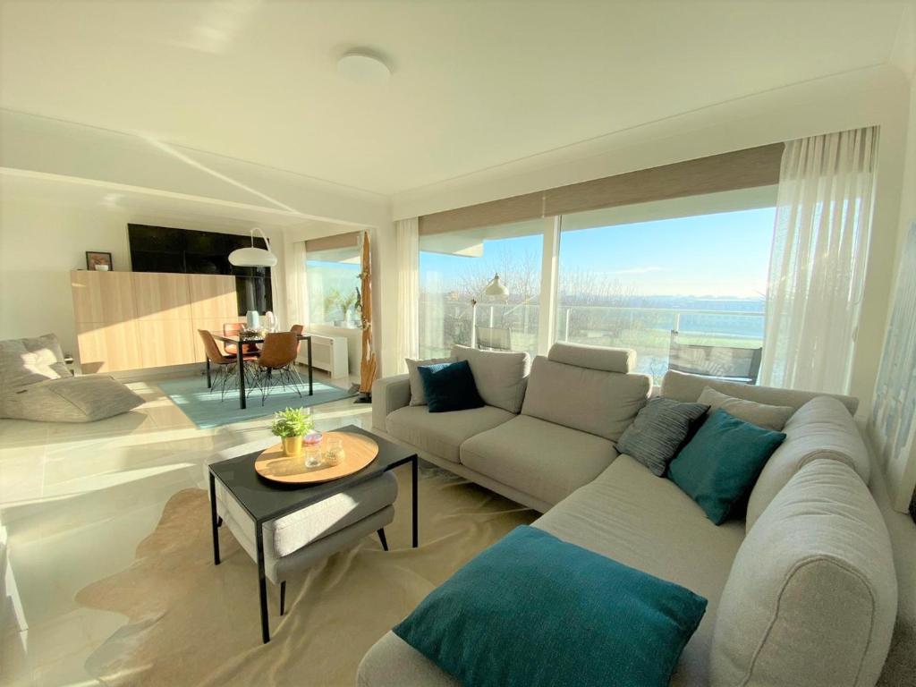 een woonkamer met een bank en een tafel bij La Perle d´Ostende in Oostende