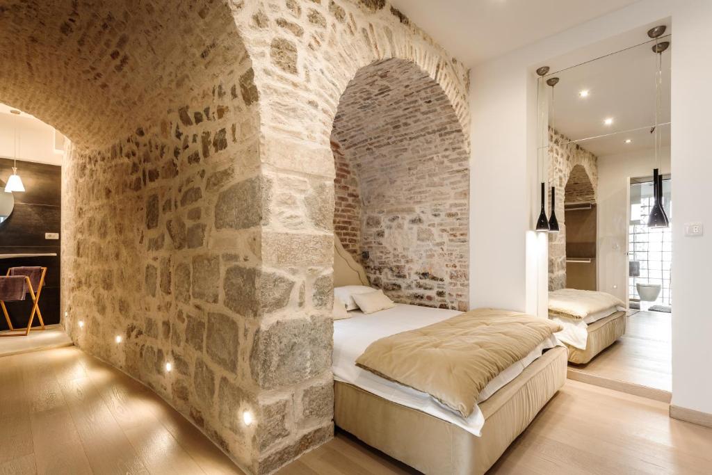 Posteľ alebo postele v izbe v ubytovaní Old Town Luxury House