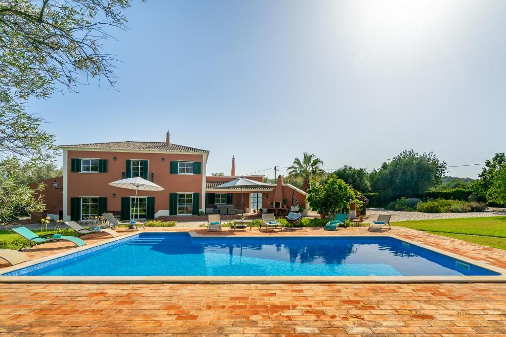 an image of a swimming pool in front of a house at Quinta das Figueiras - Bordeira - Faro in Bordeira