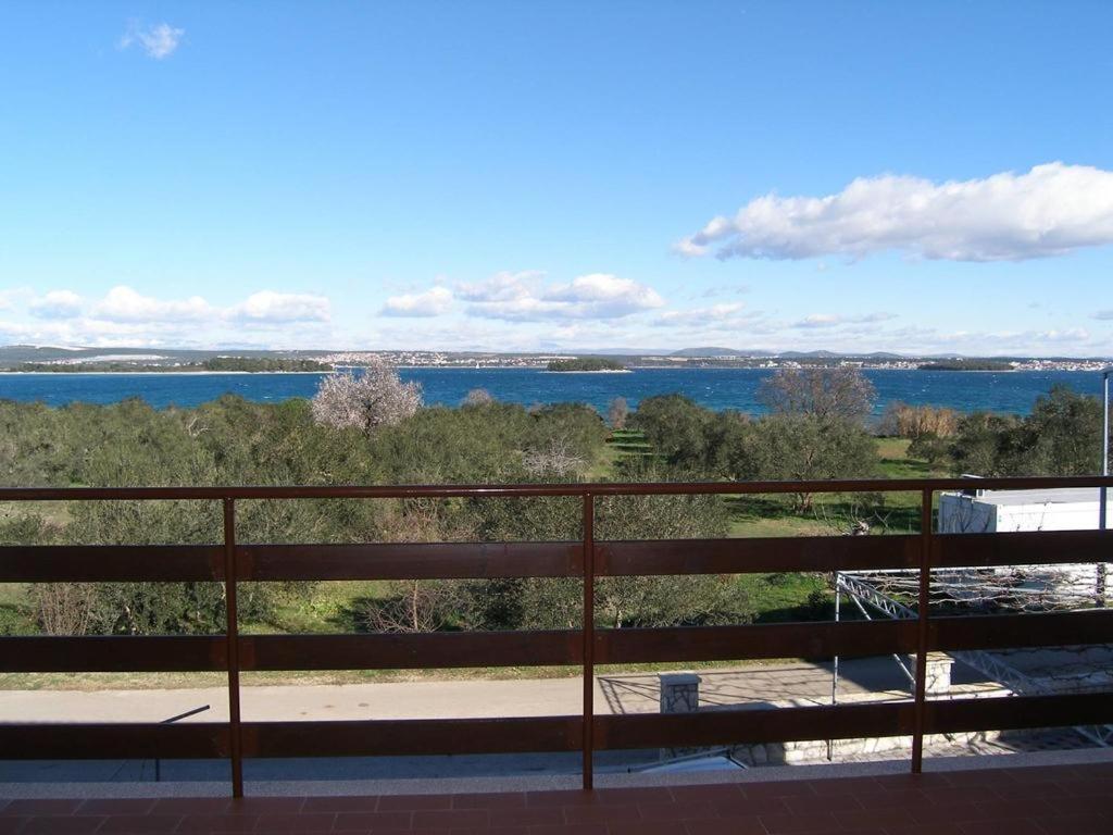 - Balcón con vistas al agua en Apartments Mirko - 100m from beach, en Ugrinići