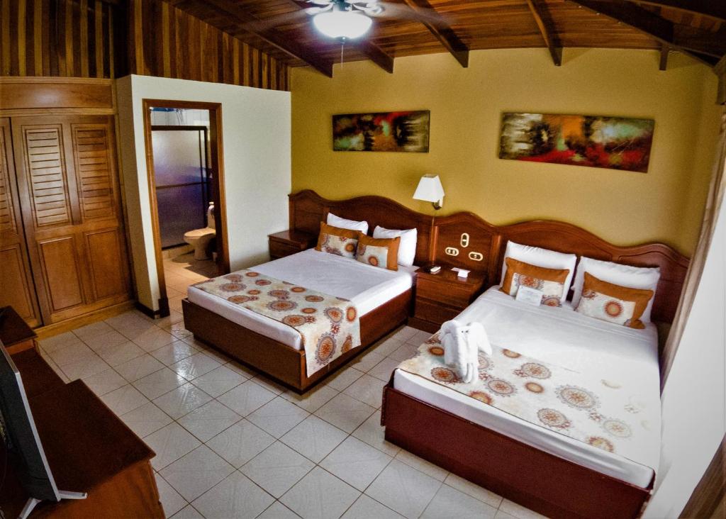 Postel nebo postele na pokoji v ubytování Arenal Paraiso Resort Spa & Thermo Mineral Hot Springs