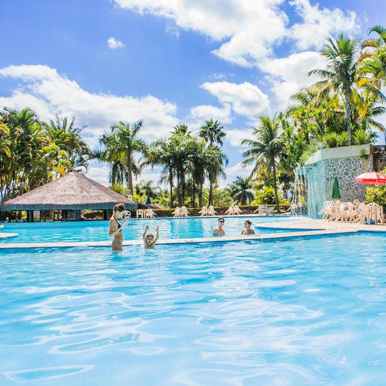 a group of people in a swimming pool at a resort at Lindo Flat no Aldeias das Águas in Barra do Piraí