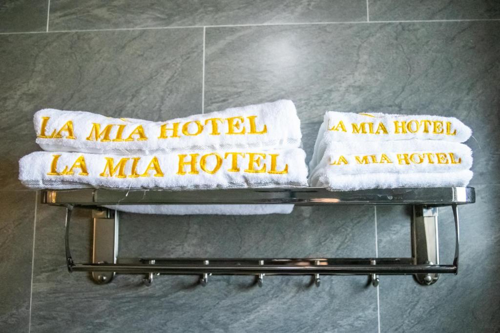Postel nebo postele na pokoji v ubytování LA MIA Lakeview Hotel
