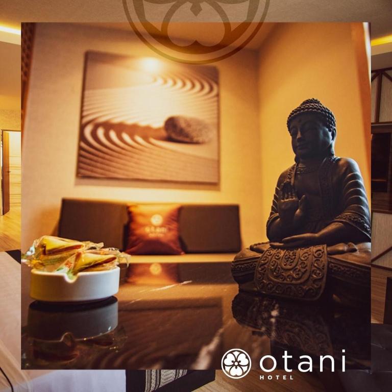 uma imagem de uma estátua num quarto em Otani Hotel Boutique em León