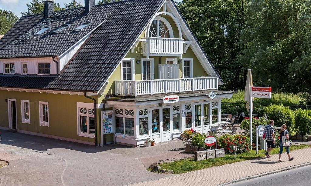 a model of a house with people walking in front of it at Mädesüß 02 in Ahrenshoop
