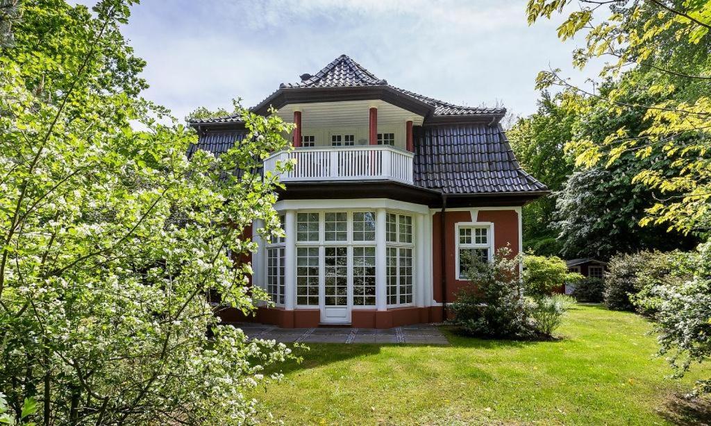 ein Haus mit einem großen Fenster im Hof in der Unterkunft Villa Sonnenfrieden 02 in Ahrenshoop