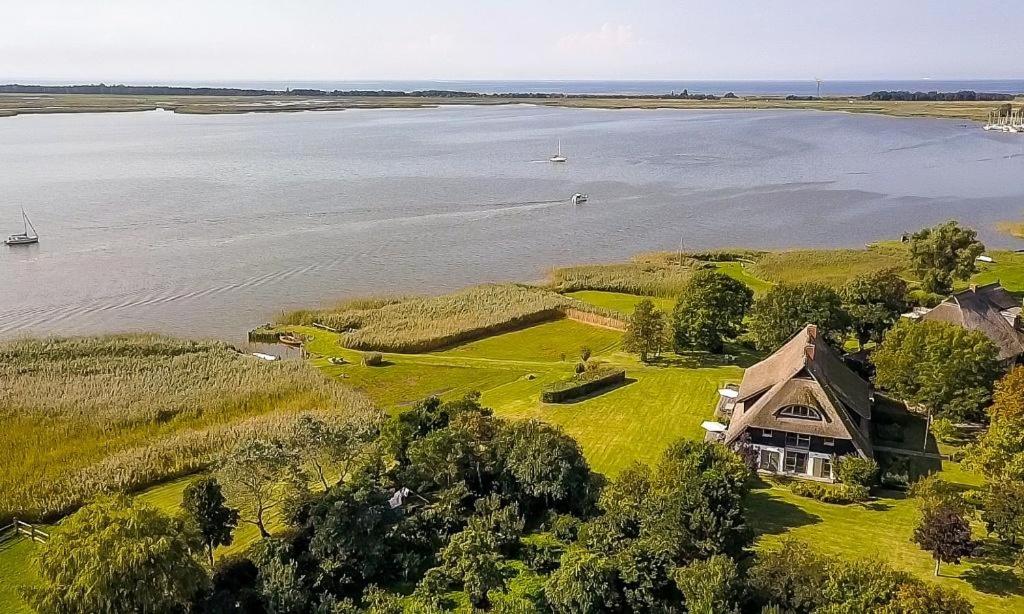 een luchtfoto van een huis naast een waterlichaam bij Hof Zeesenblick 01 in Wustrow