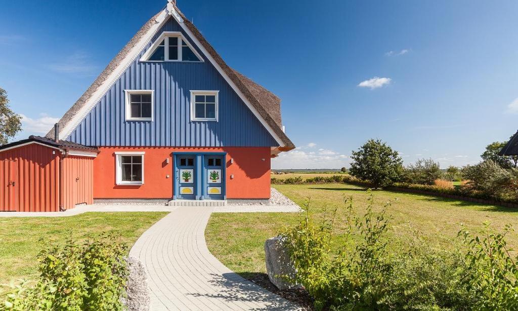 a house with a gambrel roof and a pathway at Boddenzauber 02 in Wieck