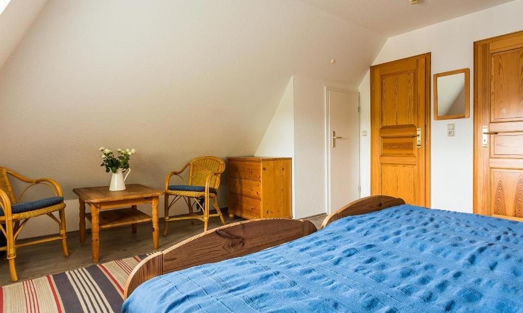 Postel nebo postele na pokoji v ubytování Ahrenshooper Landhaus 04