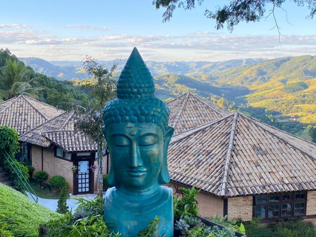 a statue of a face in front of a building at Hotel Pousada Shangri-la in Serra Negra