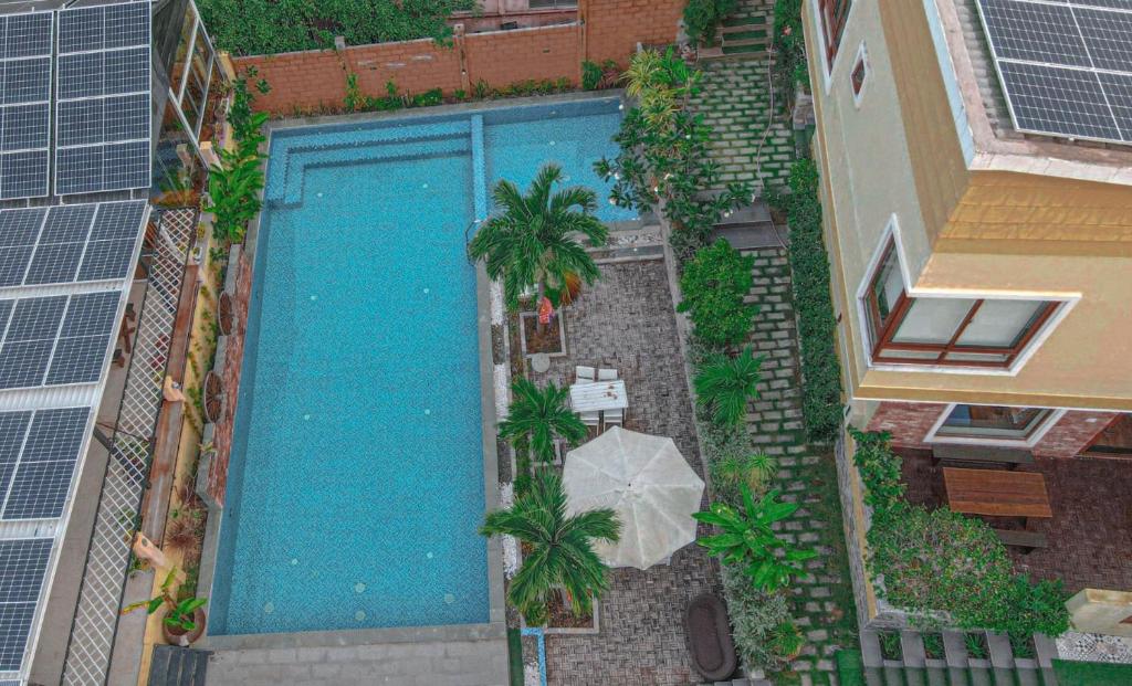 an overhead view of a swimming pool with an umbrella at Phu Quoc Village in Phú Quốc
