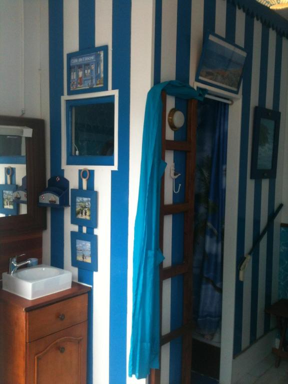 TV a/nebo společenská místnost v ubytování La Chaloupe Chambres d'hotes