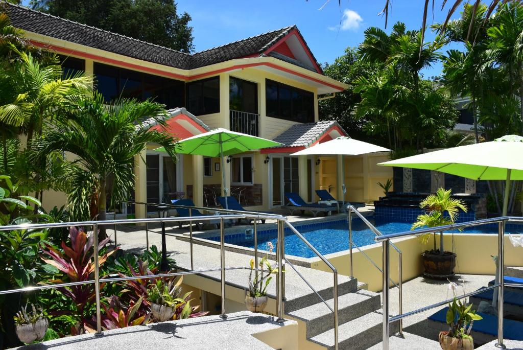 une villa avec une piscine et un complexe dans l'établissement Angelot Villa, à Chaweng Noi Beach