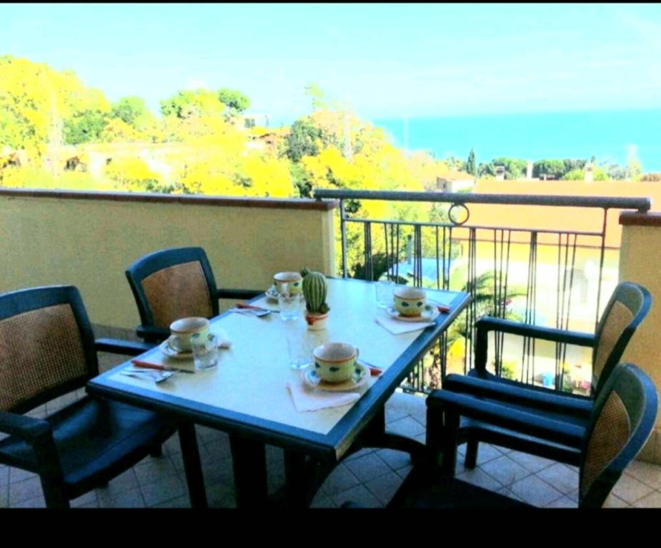 CampofiloneにあるLa casa di Tamaraの景色を望むバルコニー(テーブル、椅子付)