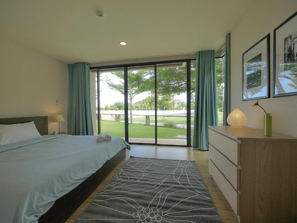 Postel nebo postele na pokoji v ubytování Palm Crescent Hua Hin